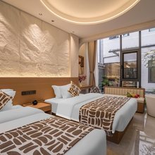 树下晗舍逸宿(彝人古镇景区店)