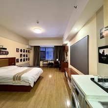 山海影音主题民宿(鲁商中心店)