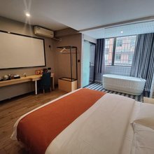 悦巢轻奢公寓(月湖公园北地铁站店)
