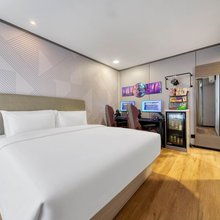 极屿电竞酒店(上海虹桥机场七莘路店)