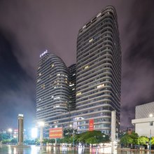 拜然·私汤智能影院设计师酒店(兴义桔山广场汇金中心店)
