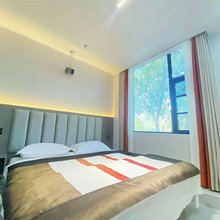 启程宾馆(秦岭路地铁站店)