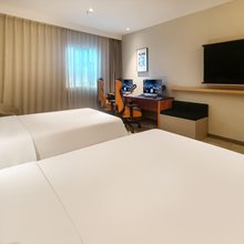 竞放电竞酒店(兴化英武中路郑板桥故居店)