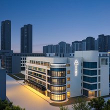 西安高新丈八六路地铁站亚朵酒店