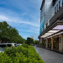 玛多伦酒店(西昌邛海湿地火把广场店)