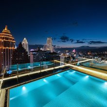 艺朵云端高空泳池度假民宿(告庄西双景星光夜市店)