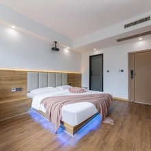 V+Hotel电竞公寓(西华大学店)