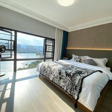 弥勒观山知水湖景套房民宿