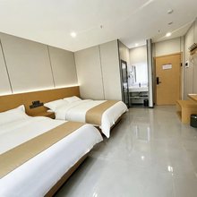 小石头酒店(丝路之光旅游小镇火车站店)