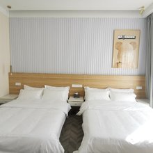 东临介邱轰趴民宿(东峰路分店)
