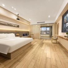 桉舶影院式民宿(昆山高铁南站天虹商场店)