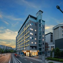 礼白酒店(吾悦广场内江东站店)