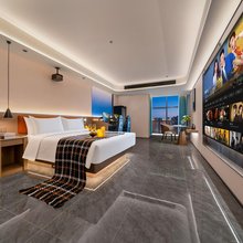叶与晨电竞电影酒店(曼哈顿广场燕庄地铁站店)