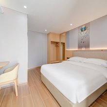 瑞泰轻奢公寓(明珠轻轨站店)