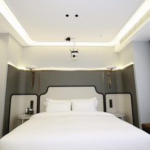 柏然酒店(宝龙广场聚贤路地铁站店)