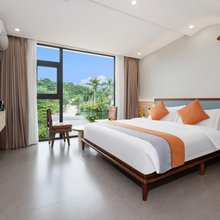拾里民宿(石梅湾商业街旅游公路店)