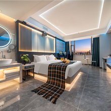 叶与晨电竞电影酒店(石家庄铁道大学义堂地铁站店)