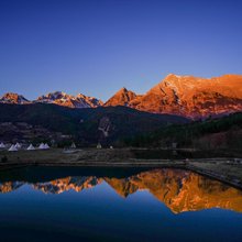 玉龙雪山日照金山途宿campsite观景营地