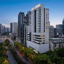 柏年宝丽酒店(长沙五一广场窑岭湘雅二医院地铁站店)