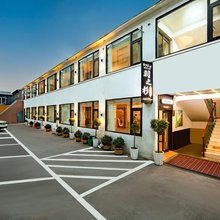 羽之杉精品酒店(许昌胖东来生活广场曹魏古城店)