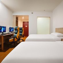 亚信电竞酒店(宝安公路地铁站店)