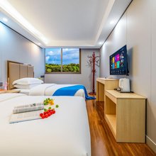 宇翰商务酒店(阜南县人民医院爱琴海购物公园店)