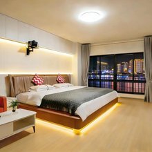 栖悦·江景精品公寓(重庆南滨路烟雨公园店)