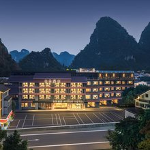 桂林阳朔西街城中城亚朵酒店