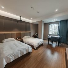俪人江畔假日酒店