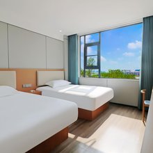 南宁华美云端酒店(南宁火车站新秀公园地铁站店)