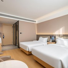 星期八商务酒店(乌鲁木齐高铁站店)