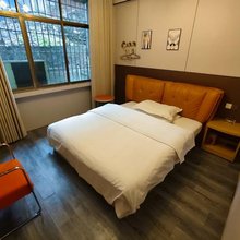 轻享民宿(湖南人文科技学院店)