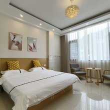 山语秋民宿(黄果树啤酒广场停车场店)