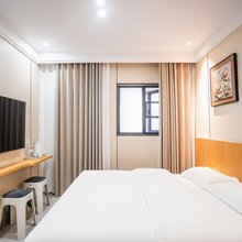 揽山·云舍|现代原木风民宿(开封万岁山武侠城店)