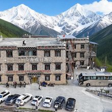 众鑫假日酒店(稻城亚丁风景区新游客服务中心店)