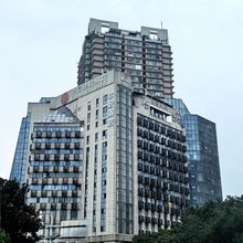叠间酒店(两路口皇冠大扶梯店)