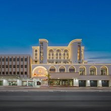 亦安沄梦艺术酒店(陆良图腾商业中心店)