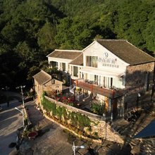 伴山·听雨精品设计师民宿(新乡辉县上腊江村店)