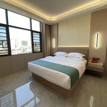 顶卡花商务酒店(环江大桥店)