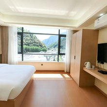 暮雪山舍民宿(卧龙镇店)