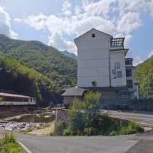 安吉山与溪民宿