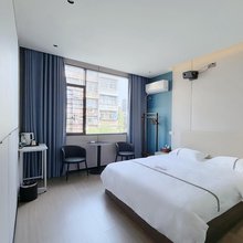 暖悦酒店(湖北工程学院东门店)