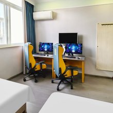 亚信电竞酒店(长丰万国汽车城武汉园博园店)