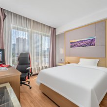 窝拽电竞文娱酒店(济南七里河路南口地铁站店)