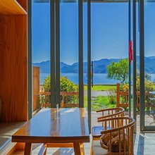 晏坐湖景清奢民宿(泸沽湖猪槽船游湖大落水村店)