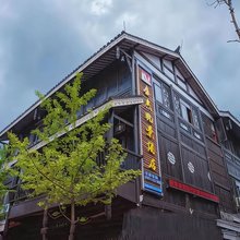 西江千户苗寨康杰观景民宿(西门检票口游客服务中心店)