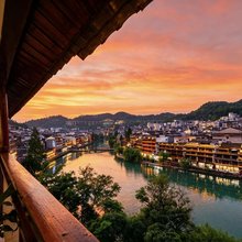 凤凰悠悠水畔|沱江南华桥180度夜景｜景区观景民宿