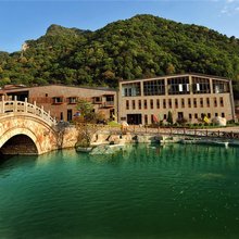 灵石卧龙山庄
