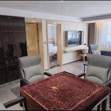 金冠假日酒店(吴江汽车站人民广场地铁站店)