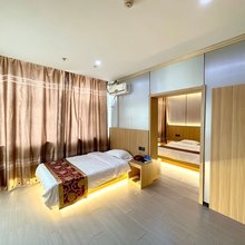 德馨商务酒店(巴林左旗嘉源农贸市场市政府店)